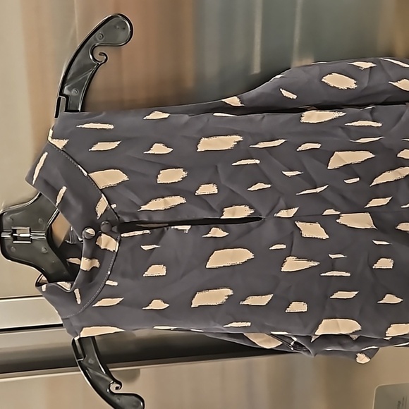 💕VERONICA M💕 Sleeveless Ruffle Blouse ~ Gray Print Medium M NWOT - Picture 4 of 7